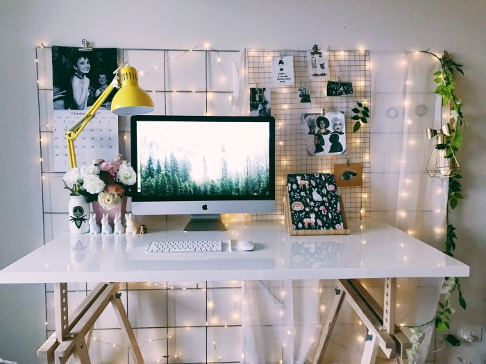 How to decorate an office desk