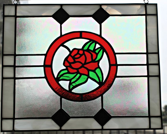 How to decorate a window rod with roses